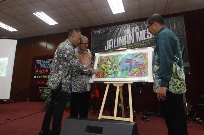 Membeli Sambil Menyumbang, Pameran Lukisan Batik Canting Alumni UPM Hasilkan Dana Biasiswa Untuk Pelajar 